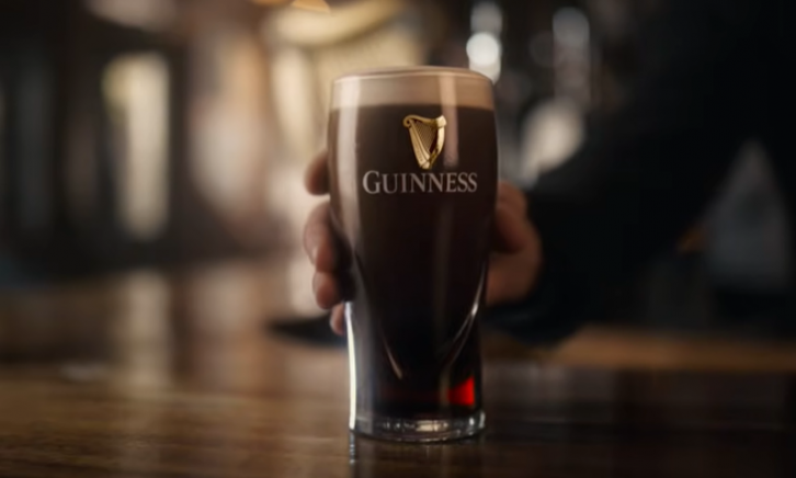 Guinness bier op de bar / Screenshot Youtube Guinness bier op de bar